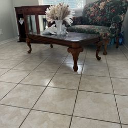 Great Looking Coffee Table And Sette