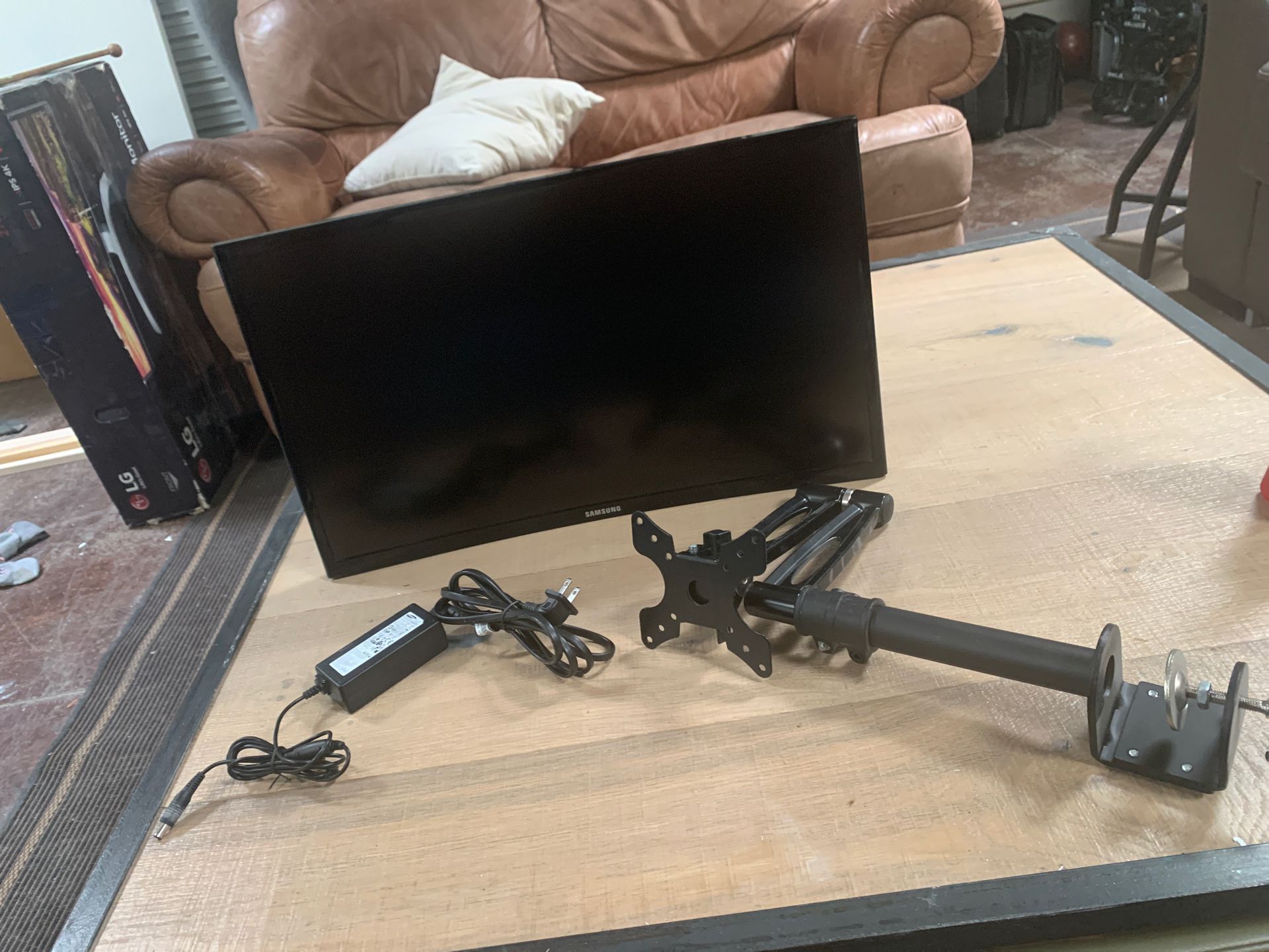Samsung 24” curved monitor w/ desk stand