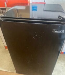 Magic Chef Mini Refrigerator, Black