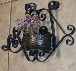 VINTAGE WROUGHT IRON SCROLL WALL POCKET PLANTER BRACKET VASE HOLDER METAL DECOR FARMHOUSE RUSTIC BOTANICAL DISPLAY SPANISH REVIVAL FLORAL BASKET