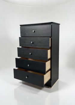 CHEST of drawers for Bedroom 5 drawers Gray with drawer knobs new sealed Pick up can deliver.