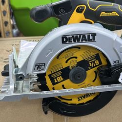 Dewalt Circular Saw ( Hablamos Espanol )
