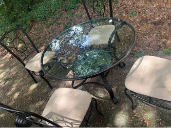 Rounding glass table 4 chairs