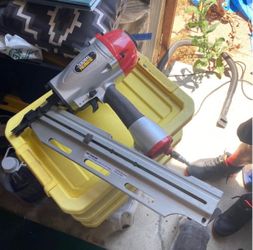 Central pneumatic nail gun / with nails