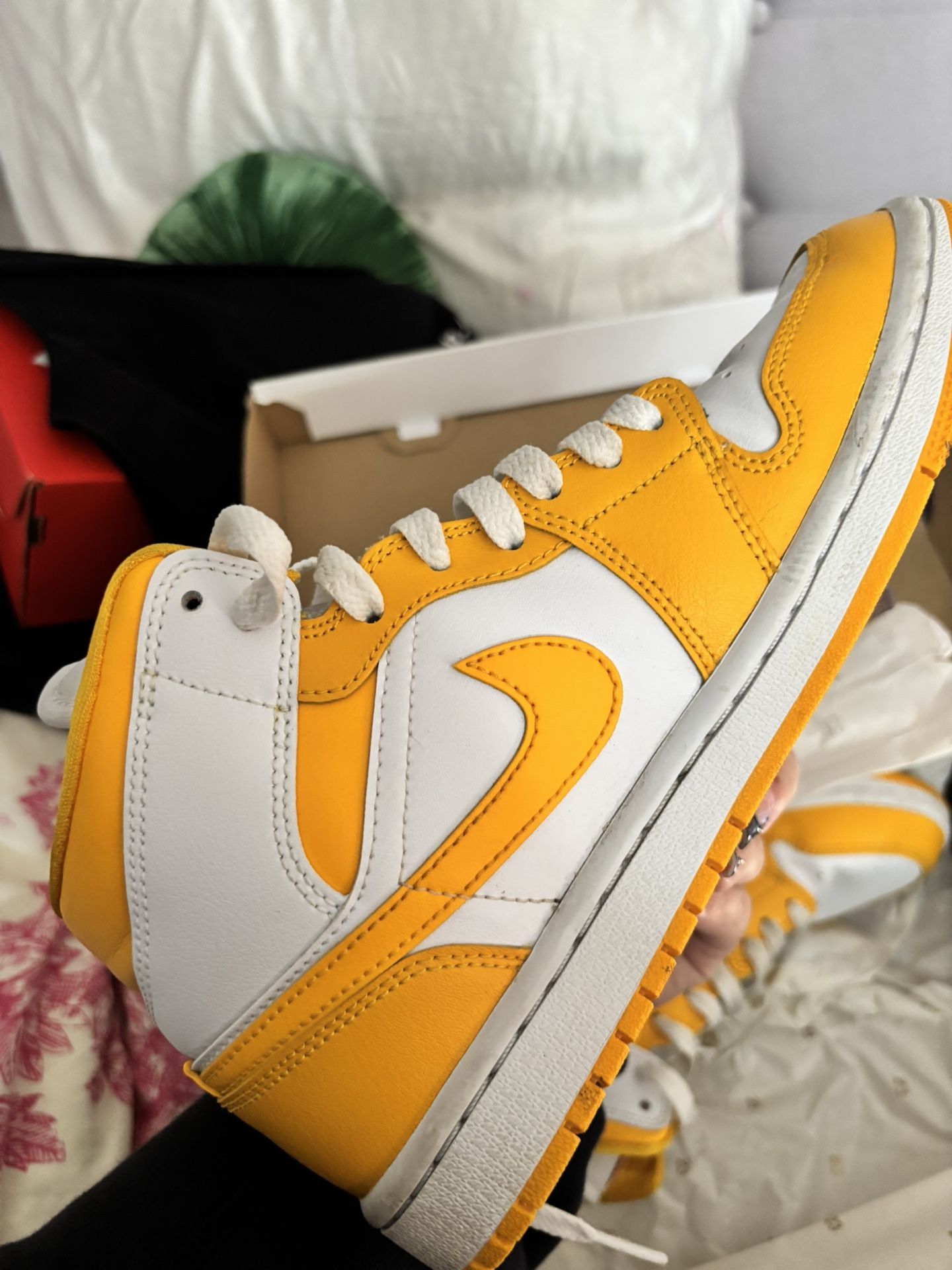 Mustard Jordan 1s Size 6 1/2