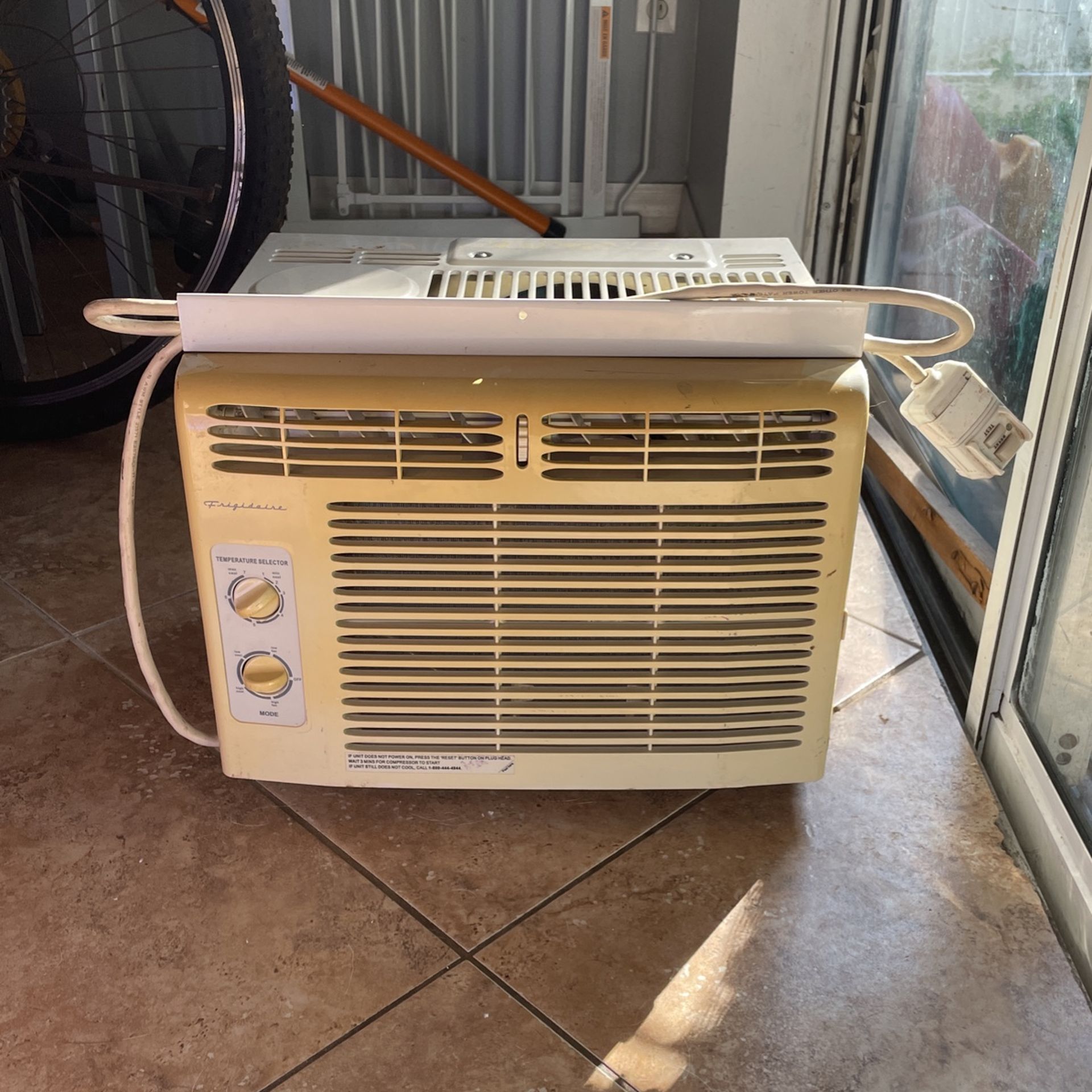Good AC Unit Window (5050 BTU)