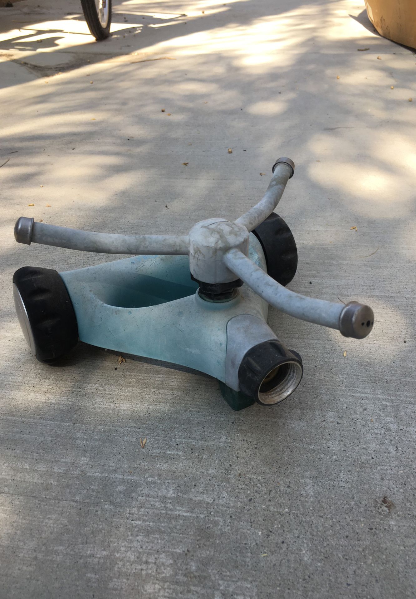 Hose attachment spinning sprinkler head