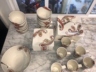 Dinnerware in mint condition