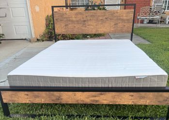 Beutiful full size bed with good mattress
