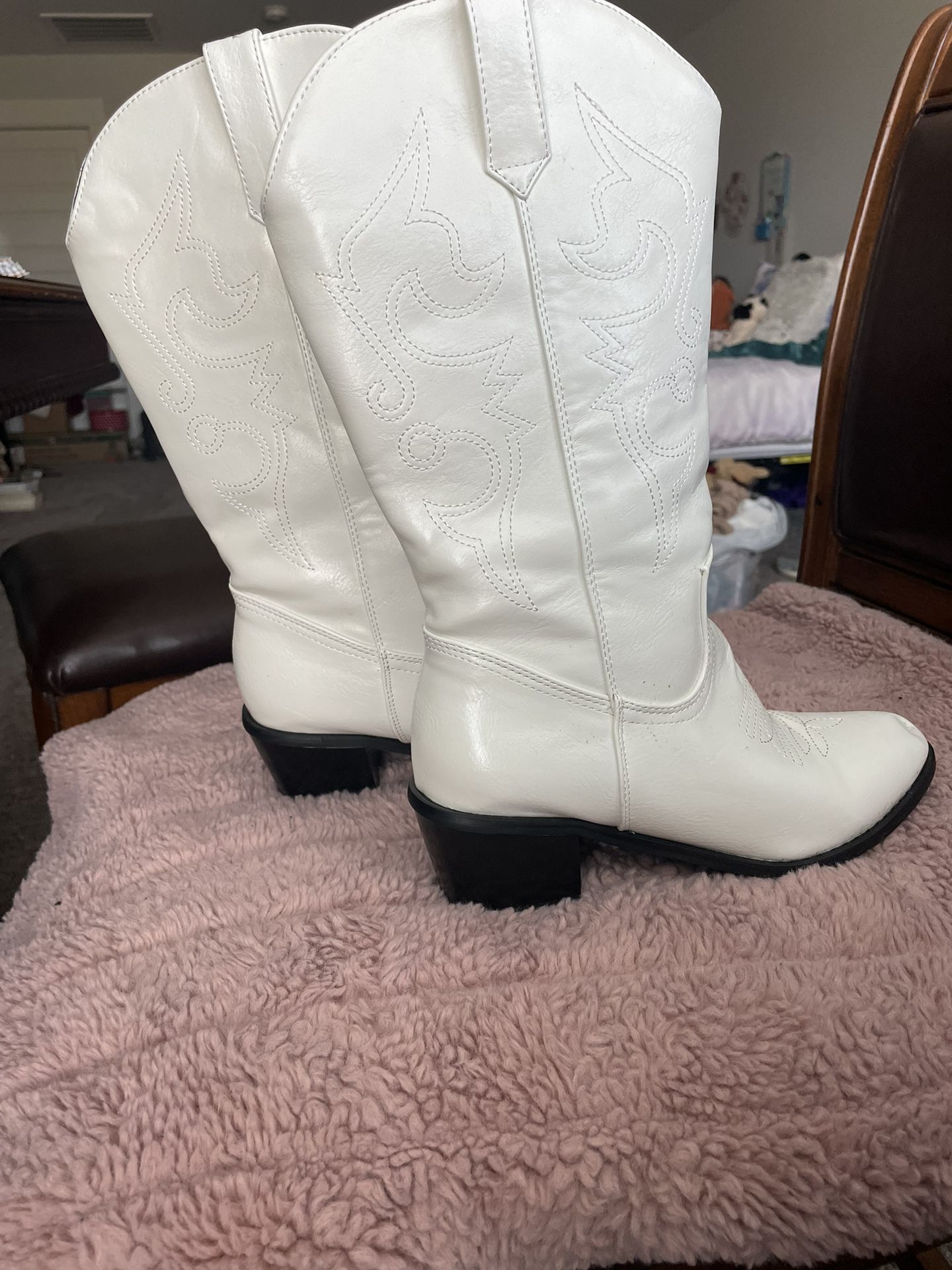 White Cowboy Boots Women’s 7.5