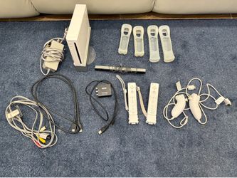 Nintendo Wii w/ 2 controllers&nunchucks + games