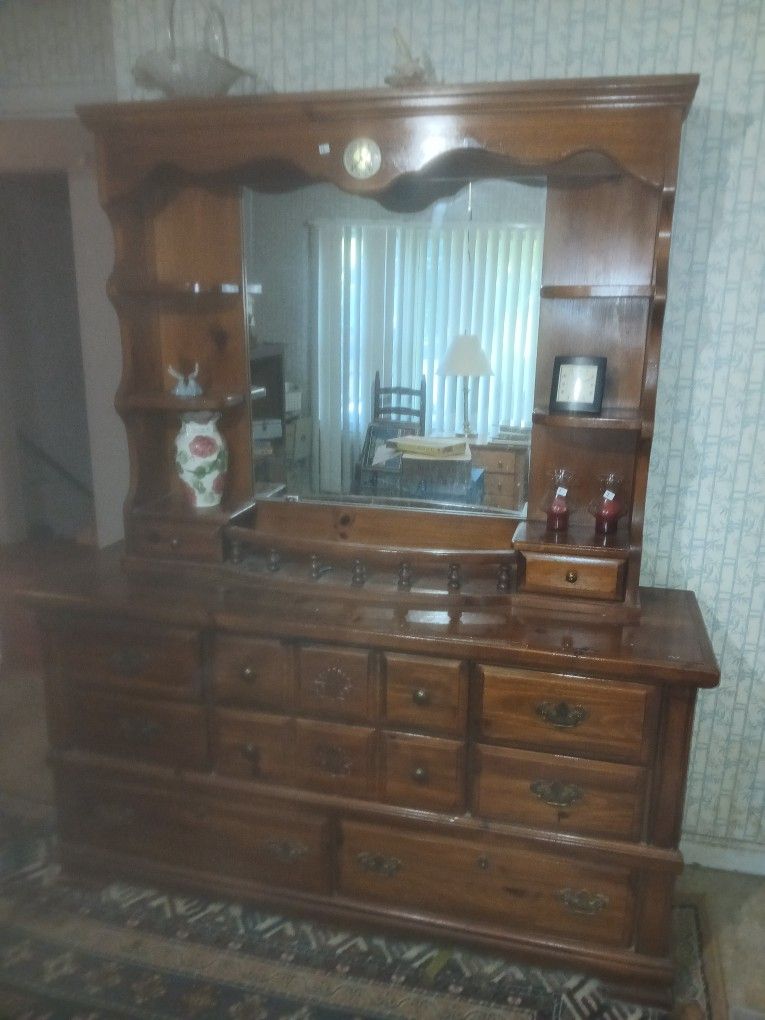 Dresser With Mirror
