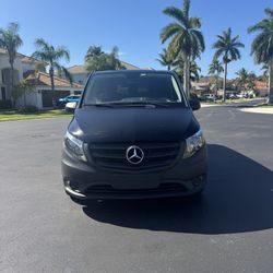 Mersedes Metris Minivan 