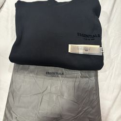 Essential Black hoodie 
