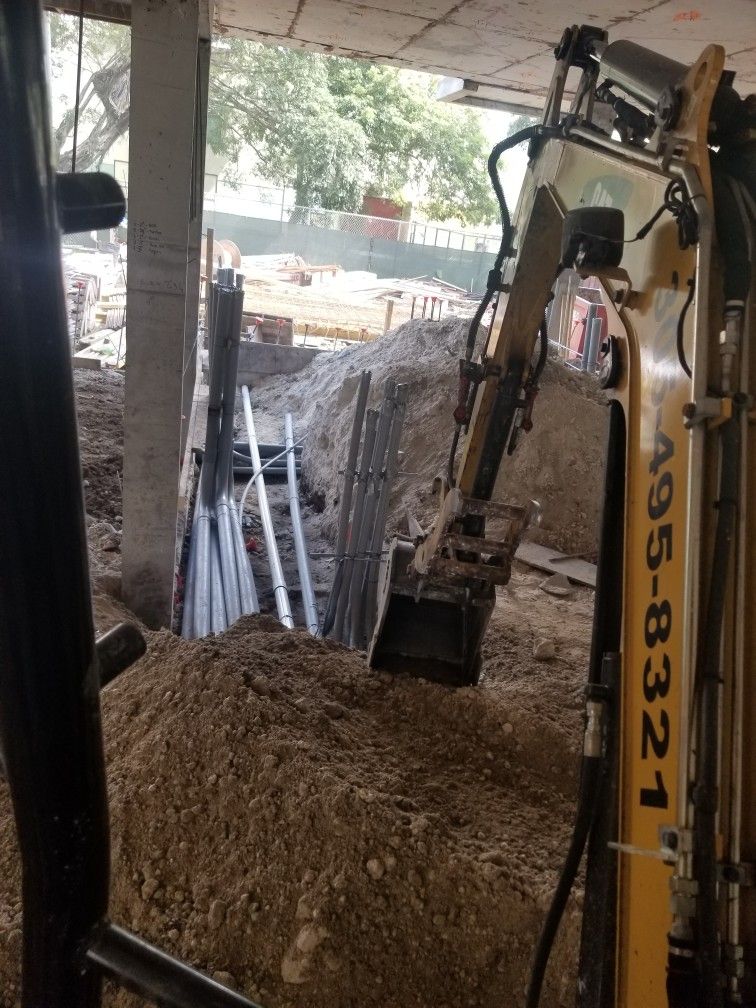 Excavator , Bobcat y Dump trailer