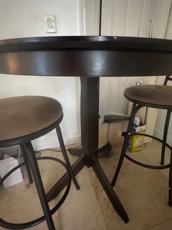 Round Bar Height Table with 2 Stools