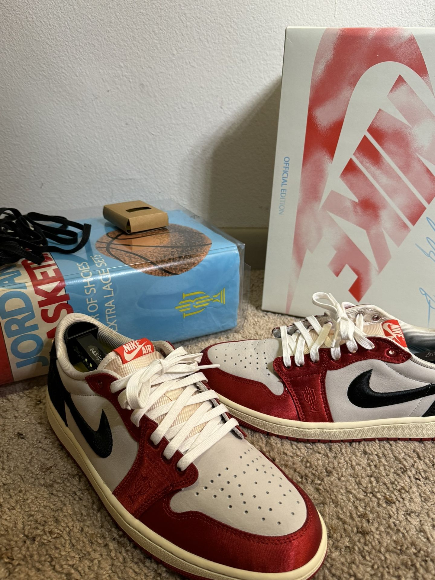 Jordan 1 Low Trophy Room Size 10