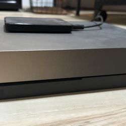 Xbox one X 1TB Bundle