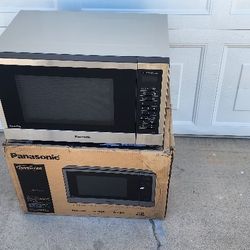 Panasonic microwave with inverter 1.2 CuFt 1200 Watt NN SN67KS