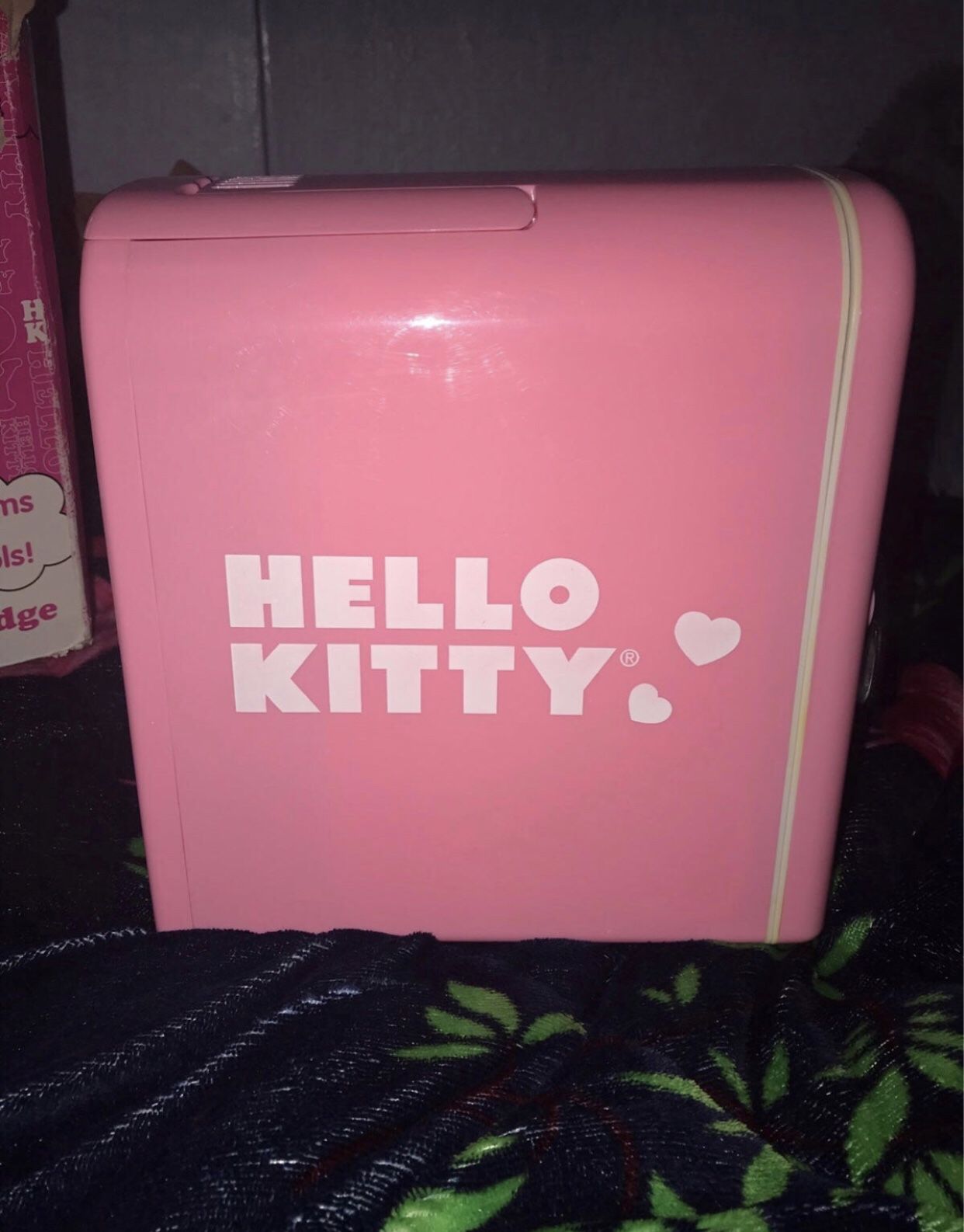2000 Sanrio Hello Kitty Mini Fridge and Food 0