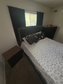 5 Pc Queen Dark Wood Bedroom Set