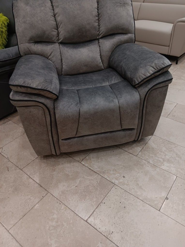*Black Friday Now!!!*---Fabric And Leather Reclining Chairs---Only $299!!!---Delivery Available😉