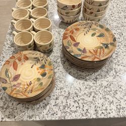 31 Piece Dinnerware Set