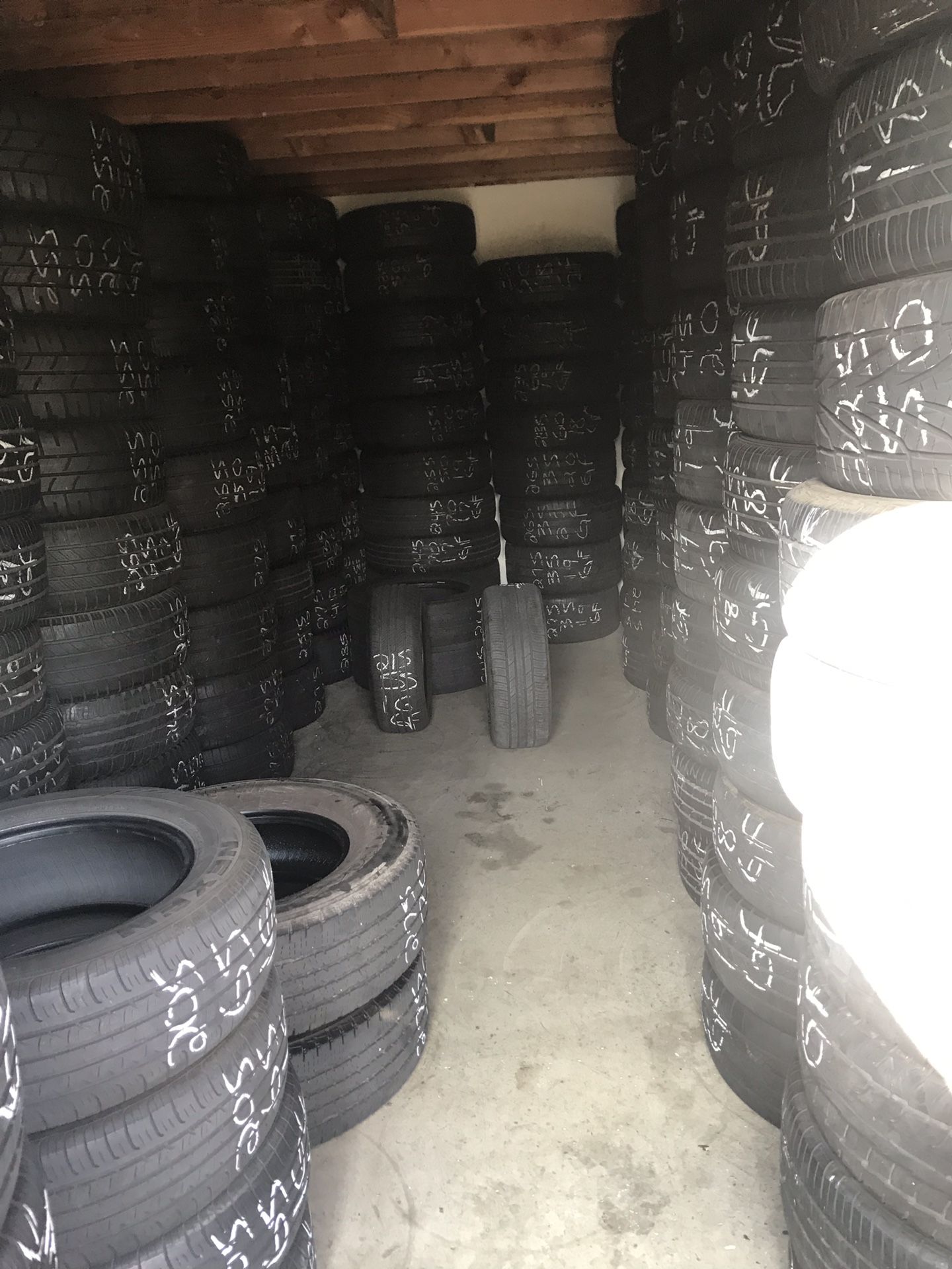 Used tires sale/llanta usada 16,17,18,19,20,21,22 for Sale in Solana