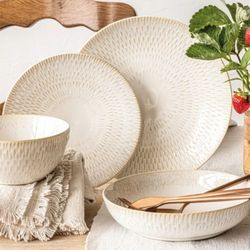 over back Westpoint 16 Piece Service For 4 Dinnerware. Ivory for Sale in Irwindale CA OfferUp
