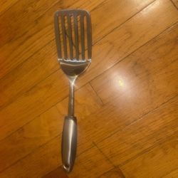 VINTAGE PREMIUM STAINLESS STEEL SLOTTED SPATULA – SILVER & BLACK HANDLE