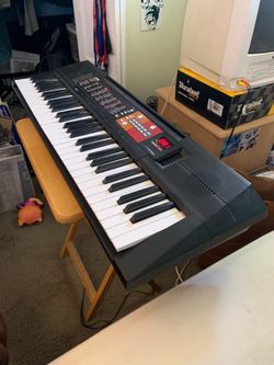 Yamaha PSR-F51 61-Key Electronic Keyboard Black Built-in speakers Battery Option