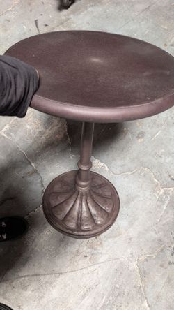 Restoration Hardware round outdoor table
