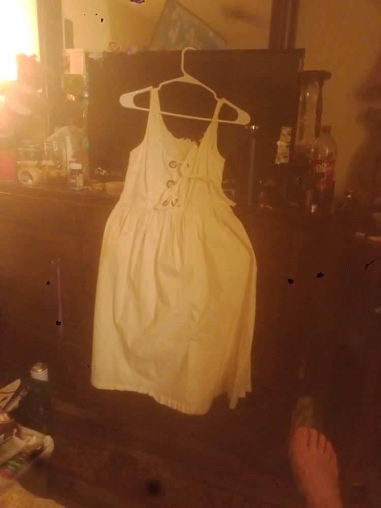 Woman's Size Small. Who What Wear White Dress