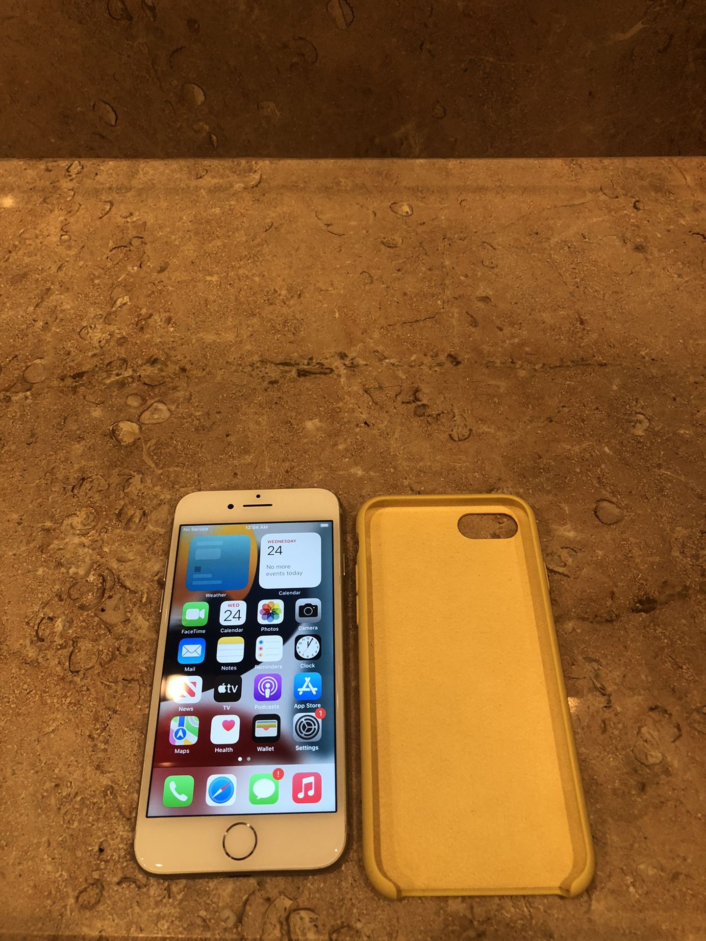 iPhone 7 Silver 32GB, Unlocked! Yellow Case! And Original Box!