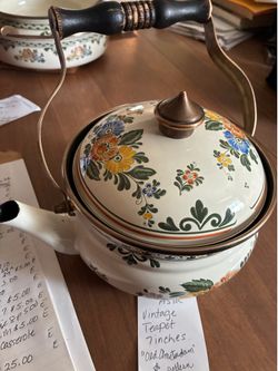 1267. Preowned Vintage Asta Old Amsterdam Tea Pot w/ Lif $20