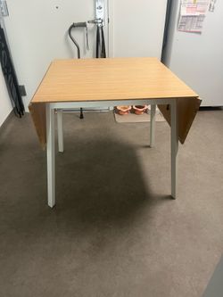 Drop down leaf table