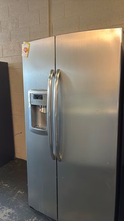Nice like new GE side by side refrigerator