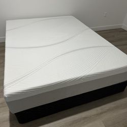Memory Foam Queen Size Mattress 12"    New Mattress In A Plastic Sealed 