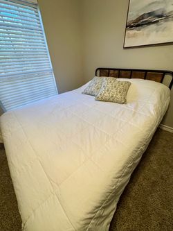 Metal and Wood Queen Bed Frame w Mattress