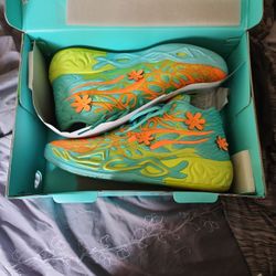 Scoobie Doo Sneakers .