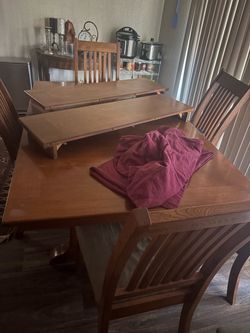 Maple dining table with 6 chairs and 2 leaves