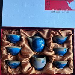 Traditional Chinese Tea Set Brand New Tea Pot And Cups. Total 8 Pieces 