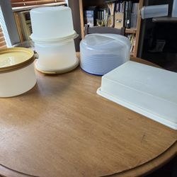 Tupperware Cake Takers. $7-$12. Rochester wa. 
