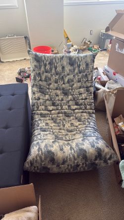 Reclining  chair it has 3 different setting really great condition