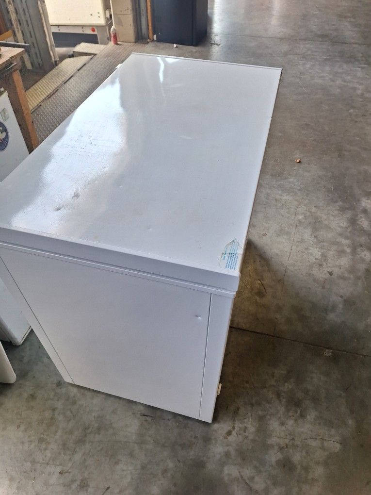 Freezer  Midea  in good condition for $170