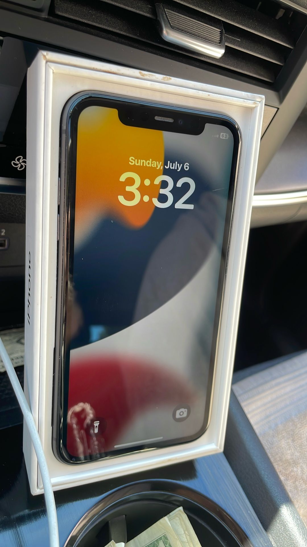 Unlocked iPhone 11 64g. 84% Battery Life