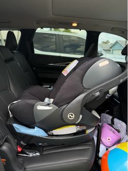 Cybex car seat with extension and base