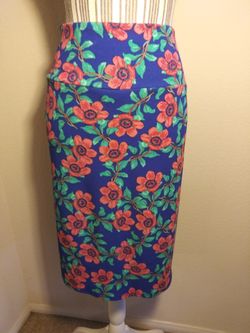 Cute floral LuLaRoe Cassie size medium