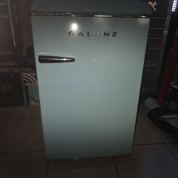 Galanz 2.5 Cubic Ft. Retro Minifridge