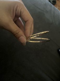 2 solid 18k gold bangles 8.5 grams